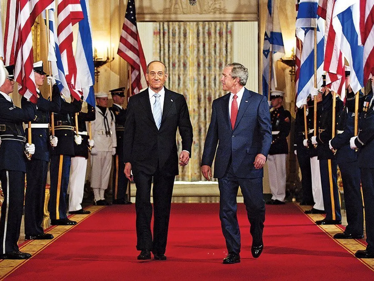 Fostul premier israelian Ehud Olmert cu Bush W., fostul președinte al SUA.