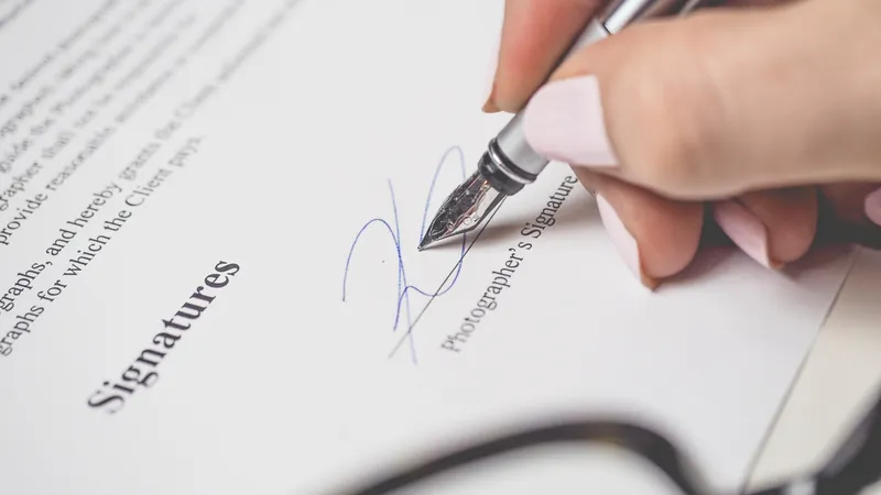 Semnarea unui contract- Foto: PEXELS PHOTOS