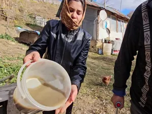 Apa a ajuns să fie un lux în multe comunități din România. Oamenii sunt nevoiți să o cumpere Foto: Stiri de Buzau