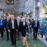 În fotografiile oficiale de pe site-ul Guvernului, din timpul vizitei la uzina Ford din Craiova, premierul Dăncilă nu interacționează cu vreun muncitor din hală Foto: Site-ul Guvernului