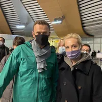Aleksei Navalnîi împreună cu soția la întoarcerea în Rusia/FOTO: Twitter