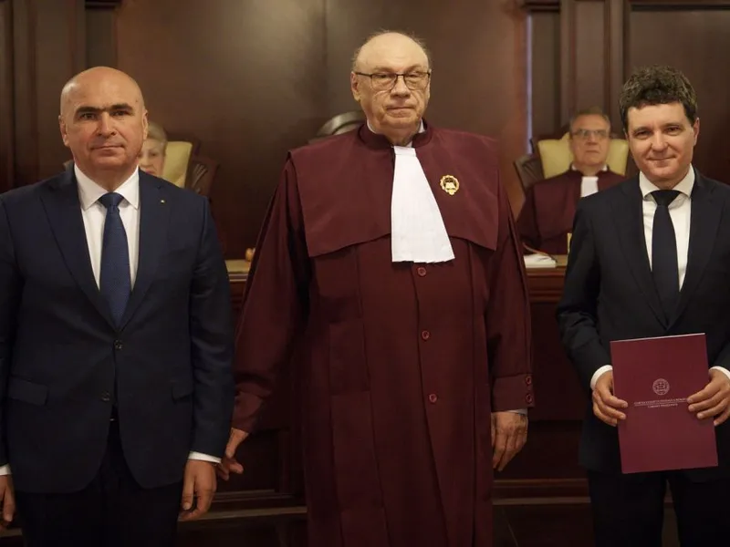 Ilie Bolojan, preşedintele CCR, Marian Enache şi Nicuşor Dan, la ceremonia de validare a mandatului celui din urmă - Foto: Profimedia Images