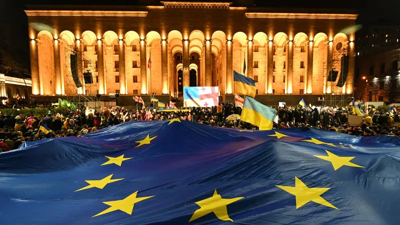 Zeci de mii de georgieni au ieșit în stradă la Tbilisi. Susțin Ucraina și aderarea Georgiei la UE. - Foto: Profimedia Images