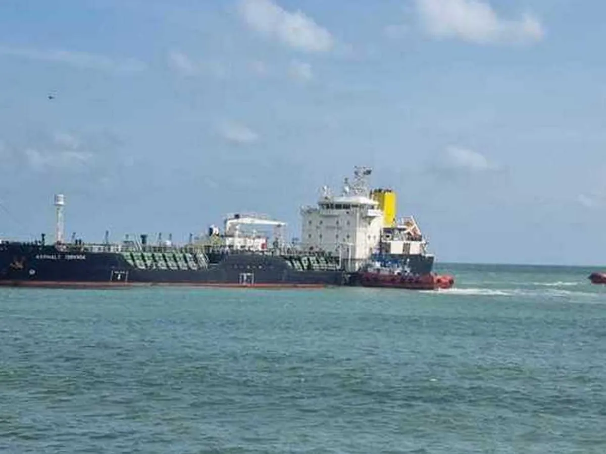 Un petrolier a eşuat în timpul manevrei de intrare în Portul Mangalia - Foto: News.ro
