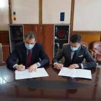 Eduard Novak (stânga), ministrul Sportului a semnat preluarea Stadionului Național de Rugby Arcul de Triumf  de la CNI, companie aflată în subordinea colegului său de la UDMR, ministrul Dezvoltării, Atilla Czeke Foto: Facebook