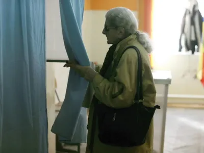 O doamnă își exercită dreptul de vot - Foto: INQUAM PHOTOS / Virgil Simonescu (Imagine cu rol ilustrativ)