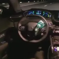 Prostia bate tehnologia: un român și-a făcut mașina „autonomă” cu o sticlă. S-a răsturnat. / Foto: captură video