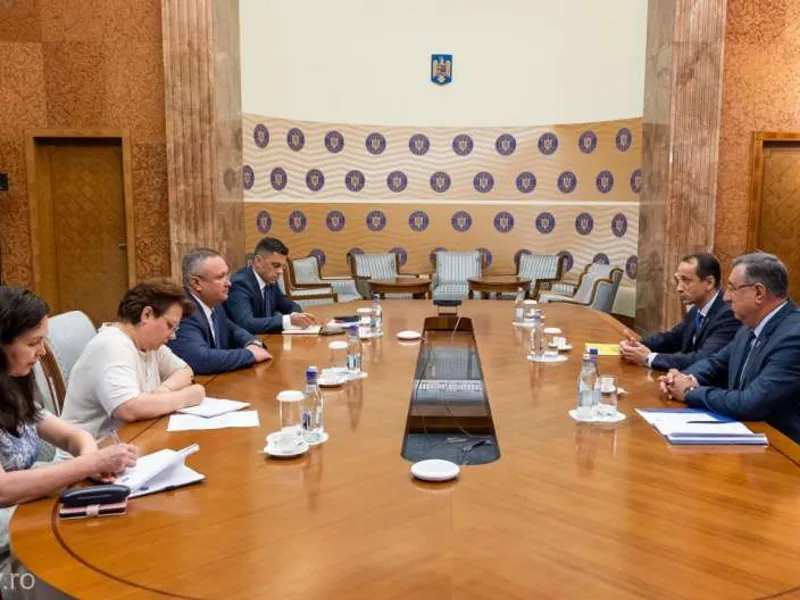 Premierul Nicolae Ciucă, la o întâlnire avută la Palatul Victoria cu ministrul Sportului, Carol-Eduard Novak, şi conducerea Comitetului Olimpic şi Sportiv Român. / Foto: gov.ro