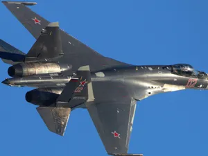VIDEO Primele imagini cu avionul rusesc Su-35 doborât în regiunea Kursk. Cum ar fi reușit ucrainenii lovitura