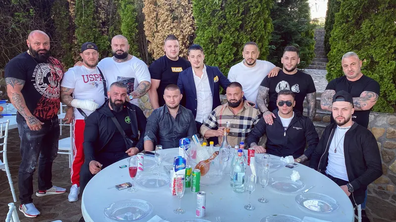 Interlopii Box (primul din stânga), Aticu (cu mâna în ghips) și Șpac ( al patrulea de la stânga la dreapta)locotenenții Cămătarilor, au fost angajați ca recuperatori inclusiv de o clinică medicală privată Foto: Facebook