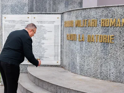 Ciucă a adus un omagiu militarilor la Monumentul Eroilor Militari Căzuţi în Teatrele de Operaţii. - Foto: Facebook/Guvernul României