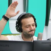 Mihai Morar, fără prejudecăți, se menține în formă, „ca fetele”, făcând Pilates. / Foto: Radio ZU, Facebook