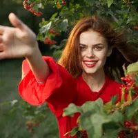 Fructul numit „aurul roșu”, care produce colagen și îți alungă ridurile. Îl porți și la ureche, vara - Foto: Freepik (imagine cu rol ilustrativ)