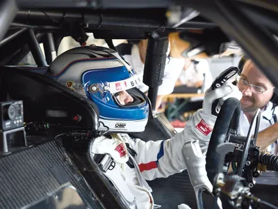 În cursele de DTM, Zanardi pilotează doar
cu mâinile.