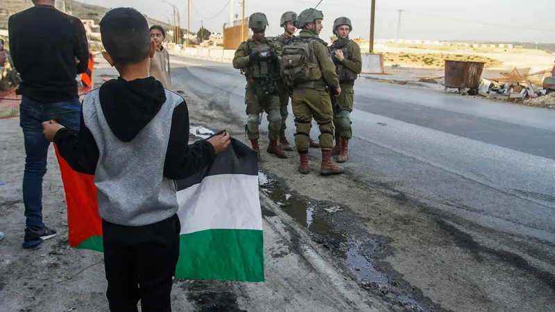 Un tată își trimite la moarte fiul cu un steag în fața soldaților israelieni: "Împușcă-l!” - Foto: Profimedia Images - Caracter ilustrativ