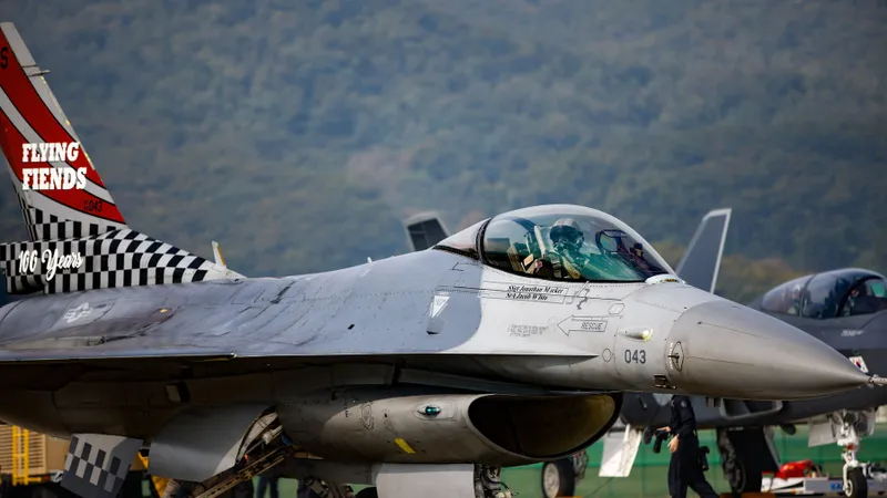 VIDEO Avioane SU-30 rusești cu bombe ce trec prin beton contra F-16 ale Ucrainei. Cien câștigă? - Foto: Profimedia Images