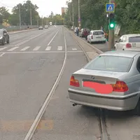 La Timișoara un șofer și-a parcat BMW-ul pe șinele de tramvai chiar în fața Spitalului Victor Babeș. / Foto: Facebook