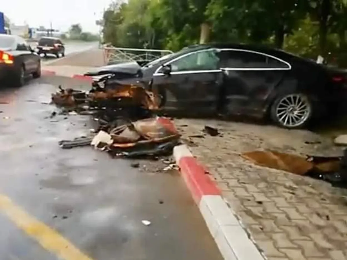 O limuzină a „zburat” peste un sens giratoriu din Năvodari. Motorul i-a sărit pe trotuar. / Foto: Info Trafic 24, Facebook