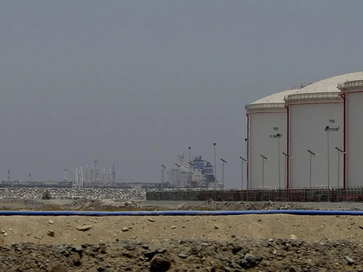 Un petrolier blocat andochează la Fujairah, în Emiratele Arabe Unite, pentru realimentare cu combustibil - Foto: Profimedia Images