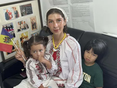 O moldoveancă a mers 1.400 km, împreună cu cei doi copii, pentru a vota - Foto: News.ro