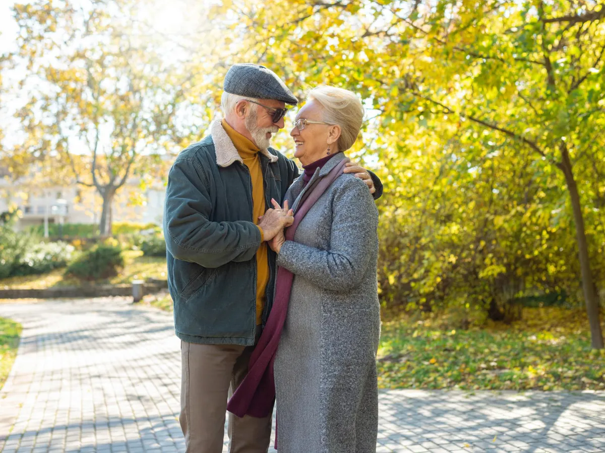 Pensionari se plimbă - Foto: Freepik
