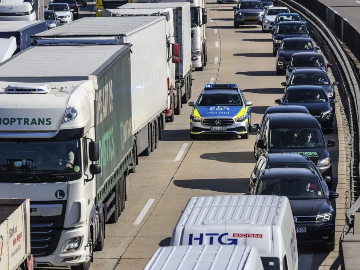 Coloană de camioane pe o autostradă din Germania - Foto: Profimedia Images