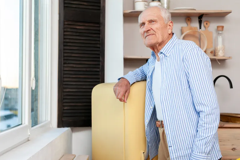Pensionar face cumpărături la pensie - Foto: Freepik