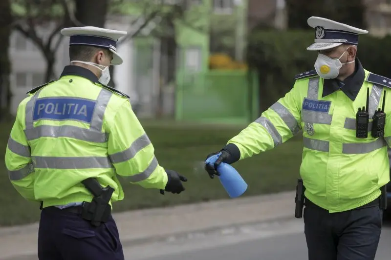 Polițiștii las pe toți să treacă. Foto Inquam Photos/Octav Ganea