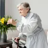 Pensionară la pensie îngrijește flori - Foto: Freepik