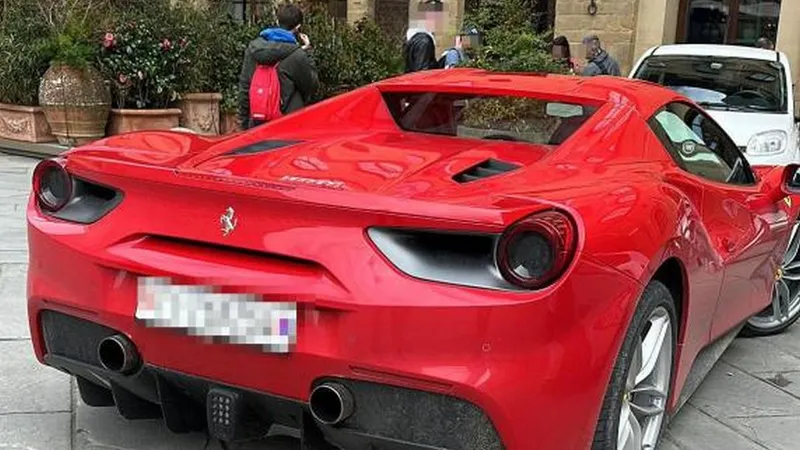 Un american de 43 de ani cu un Ferrari Spider a circulat pe contrasens pe Via dei Gondi și a parcat într-o zonă pietonală din centrul Florenței. - Foto: corriere.it