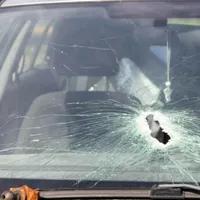 Trei tineri au fost reținuți după ce au spart sau lovit mai multe mașini în Suceava Foto: Shutterstock(fotografie cu caracter ilustrativ)