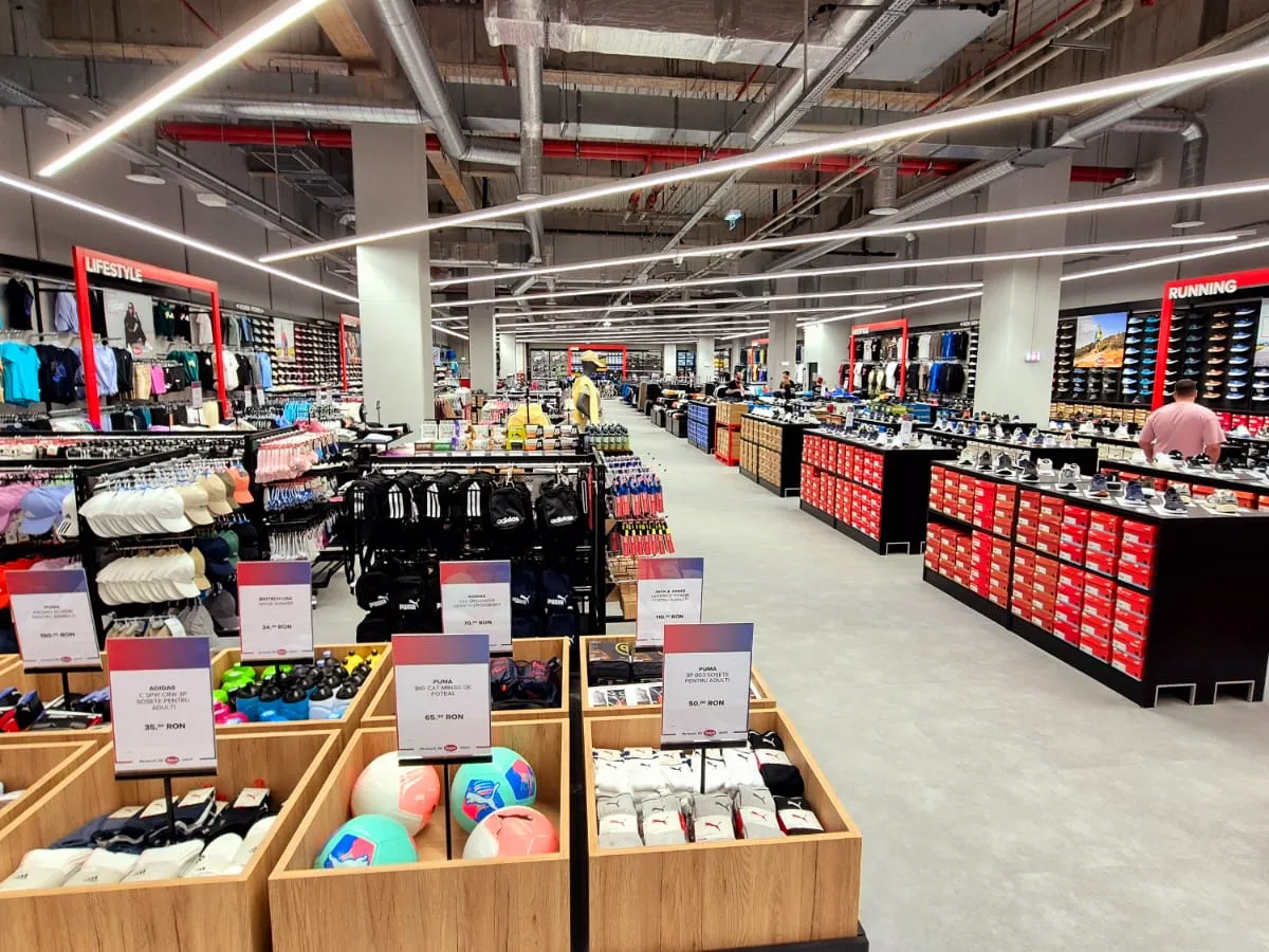 Un lanț de magazine, care a îmbrăcat și încălțat sute de mii de români se închide. Reduceri mari în aprilie