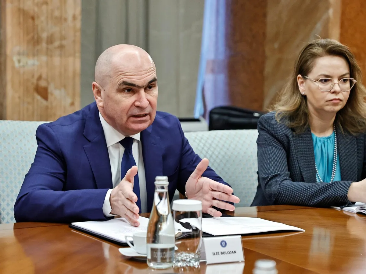 Calculul care poate răsturna moțiunea PSD și AUR: Cum pot 5 voturi salva Guvernul Bolojan