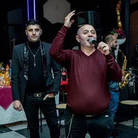 „Regele manelelor”, Nicolae Guță, și-a deschis păcănele de fițe în Petroșani. / Foto: wowbiz.ro