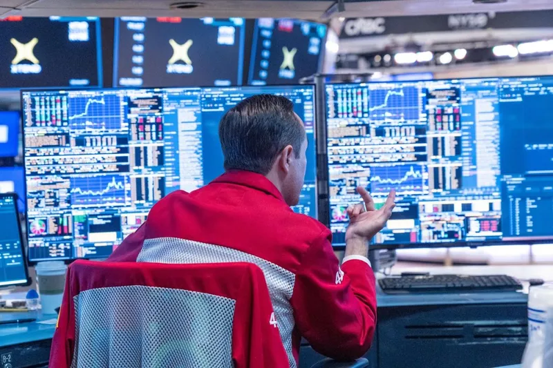 Trader urmărind evoluţiile indicilor bursieri la New York Stock Exchange - Foto: Profimedia Images