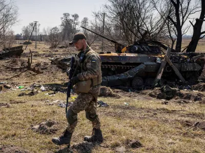 „Noi suntem singura conexiune”. Lucrătorii poştali ucraineni îşi riscă viaţa pentru a duce pensiile - Foto: manhhai