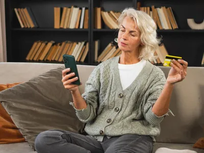 Pensionară așteaptă pensia pe card - Foto: Freepik