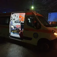 Două mașini care au încercat să evite un pieton s-au ciocnit și, în final, l-au lovit mortal/FOTO: Facebook/Ambulanta