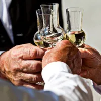Cu ce sumă uriașă se vinde palinca în SUA - Foto: Daily News Hungary