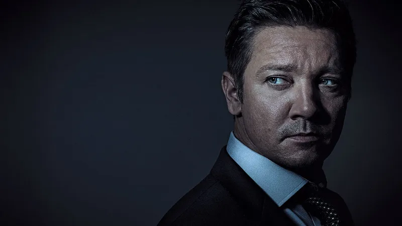 OMUL DIN MIJLOC Jeremy Renner joacă rolul unui agent de influență într-un oraș în prăbușire, care se confruntă cu o  mulțime de  alegeri dificile