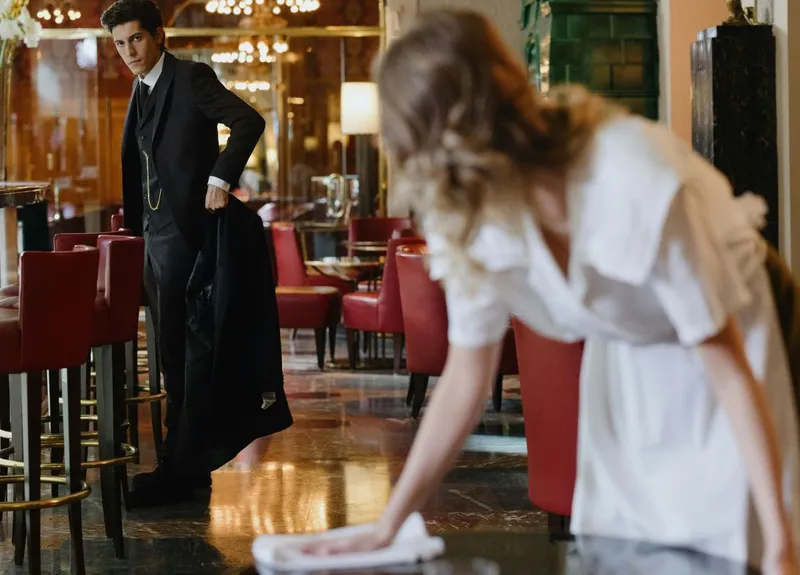 Chelneriţă &icirc;ntr-un restaurant - Foto: Pexels/cottonbro studio