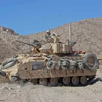 VIDEO Momentul când un vehicul blindat SUA trage într-un tanc rus de la câțiva metri. Cine câștigă? - Foto: Military.com