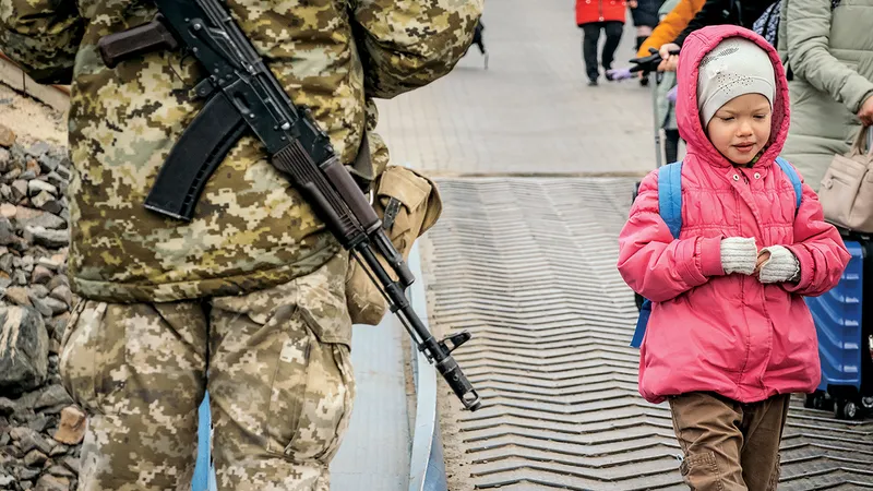 Un copil strămutat se îmbarcă într-un feribot către România din regiunea Odesa, Ucraina