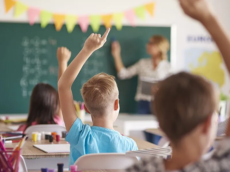 CCR a decis că profesorii pot fi plătiţi pentru 20 de ore ca pentru 18 ore de muncă - Foto: Freepik/gpointstudio