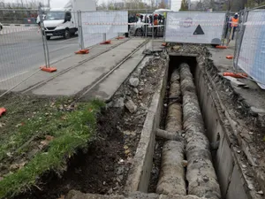 Bucureştii, oraşul conductelor rupte. Termoenergetica repară una şi strică altele - Foto: INQUAM PHOTOS/George Călin