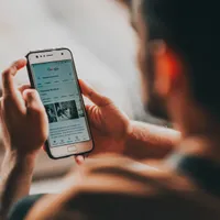 Butonând un telefon - Foto: Pexels /Matheus Bertelli - Imagine cu rol decorativ