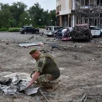Un soldat al armatei ucrainene inspectează o zonă de lângă hotelul Reikartz din Zaporijia, grav avariat în urma unui atac cu rachete rusești - Foto: Profimedia Images