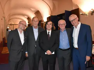 De la stânga la dreapta: Herbert Ohrlinger, Michael Kruger, Mircea Cărtărescu, Ernest Wichner și președintele juriului. Foto Facebook Mircea Cărtărescu