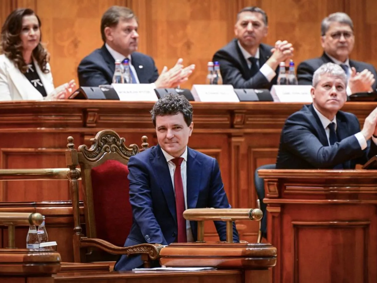 Nicuşor Dan este aplaudat, în Legislativ, după ceremonia de depunere a Jurământului Preşedintelui - Foto: Profimedia Images