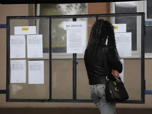 Absolventă uitându-se la rezultatele Bacalaureatului 2020 - Foto: INQUAM PHOTOS/Alex Nicodim